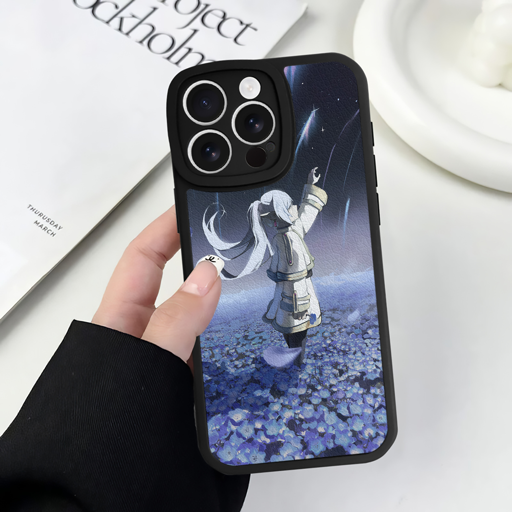 （画像用） 葬送のフリーレン Frieren 【iPhone 16シリーズ対応】シリコンスマホケース（レザー調） 材質：シリコン